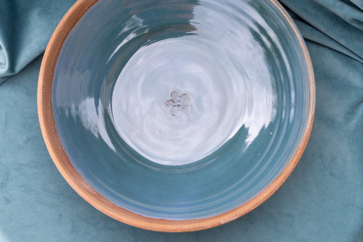Serving bowl - large - blue - red stoneware - floral centre