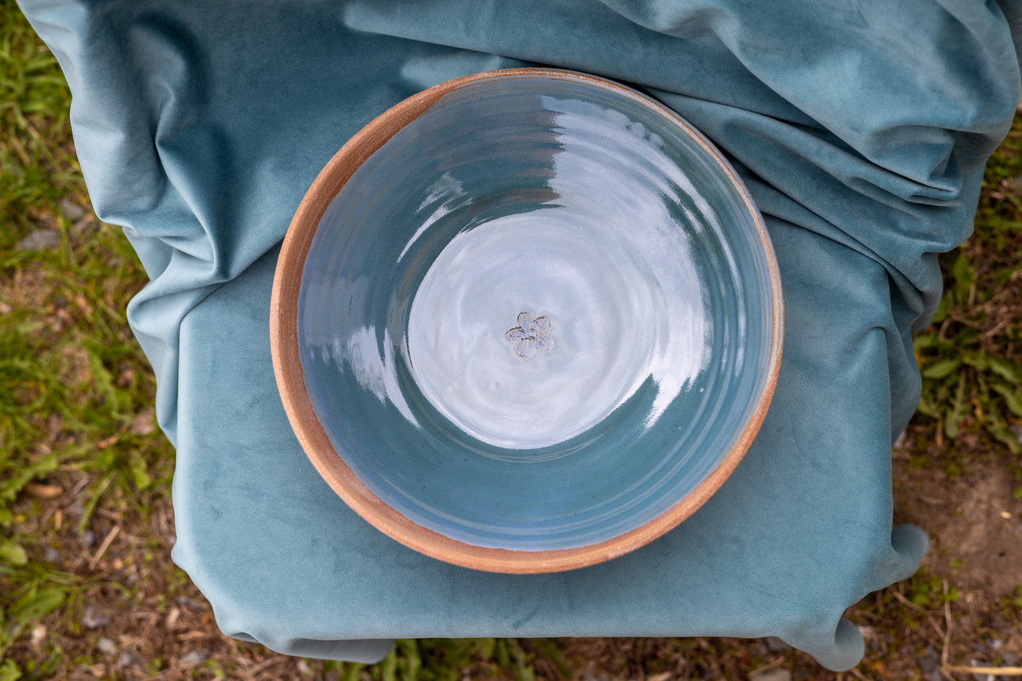 Serving bowl - large - blue - red stoneware - floral centre