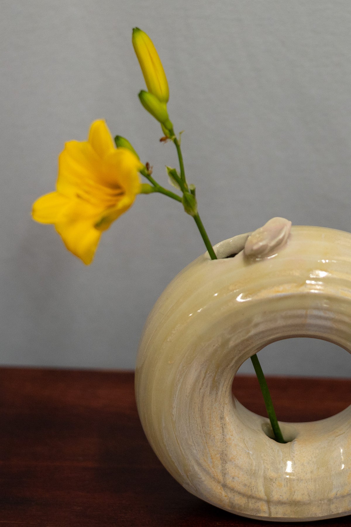 Donut vase - large - yellow/pink
